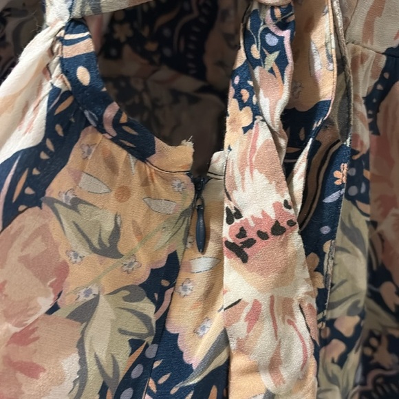 Yumi Kim Navy and Peach Floral jumpsuit - size large - puff sleeve - open back - Picture 9 of 10